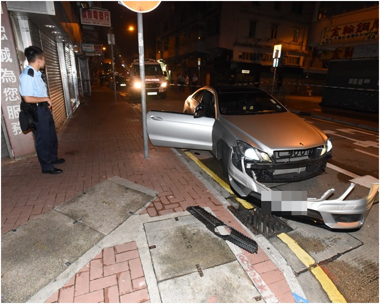 被截停的平治房車。