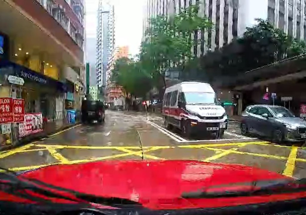 刚巧有警车在对面行车线。fb香港突发事故报料区影片截图