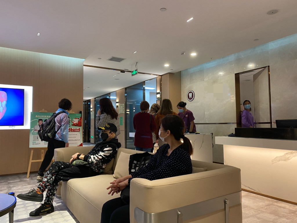 现时有不少港人都到深圳光顾牙医诊所。资料图片