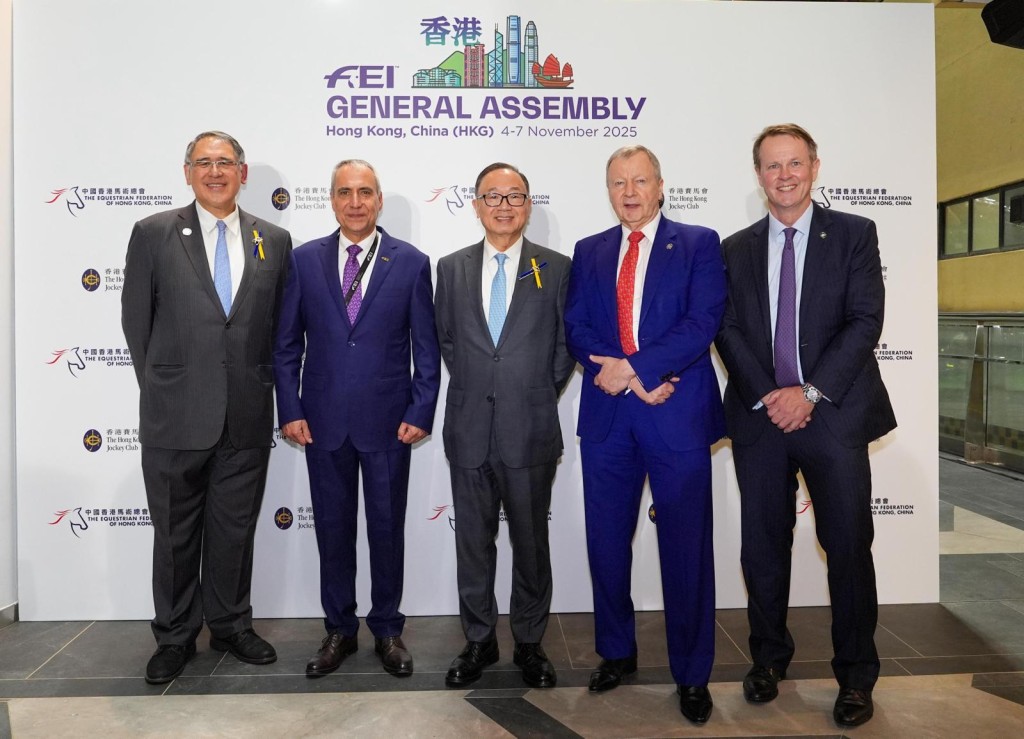 在2025國際馬術聯合會年度大會歡迎晚宴上，香港賽馬會主席廖長江（左三）、香港賽馬會副主席兼中國香港馬術總會會長黃嘉純（左一）、香港賽馬會行政總裁應家柏（右二）、國際馬術聯合會會長Ingmar De Vos（左二）及香港賽馬會賽馬事務執行總監夏定安（右一）合照。