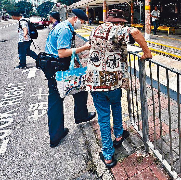 腦退化翁街頭徘徊 巡警發現送家