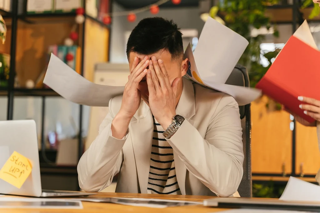 「安靜崩潰」是員工在持續壓力和不安全感下產生的工作疏離感，是一種內在心理損耗，有更大的殺傷力。