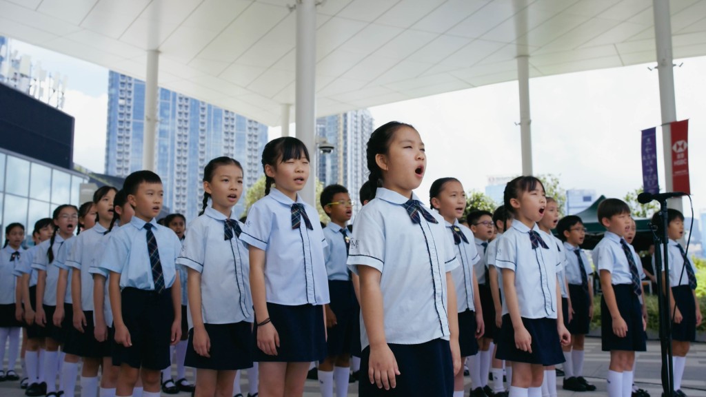 保良局林文燦英文小學學生在儀式中獻唱國歌,以清亮動人的歌聲為活動增添莊重而感人的氛圍。 保良局林文燦英文小學學生在儀式中獻唱國歌,以清亮動人的歌聲為活動增添莊重而感人的氛圍。