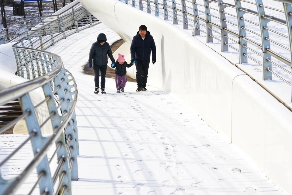 雪後北京天朗氣清,市民盡享冬日雪趣。 北京日報 雪後北京天朗氣清,市民盡享冬日雪趣。 北京日報