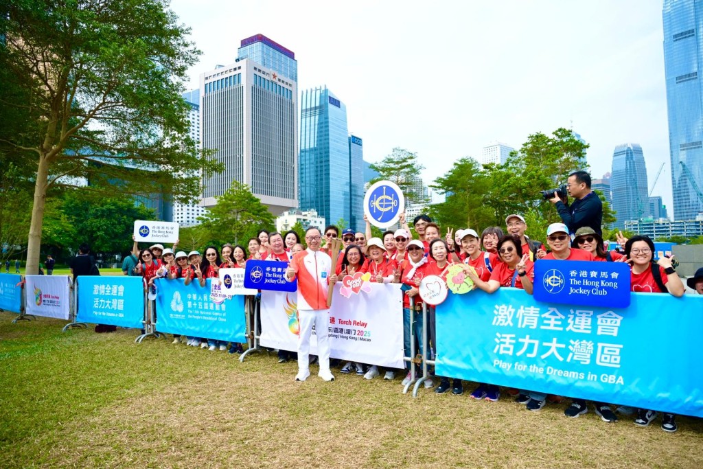 廖長江與馬會義工隊合照。馬會圖片