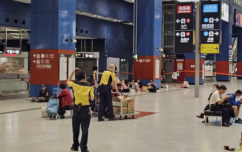 去年9月台风「小犬」期间，大批市民滞留大围站，港铁职员派发物资。资料图片