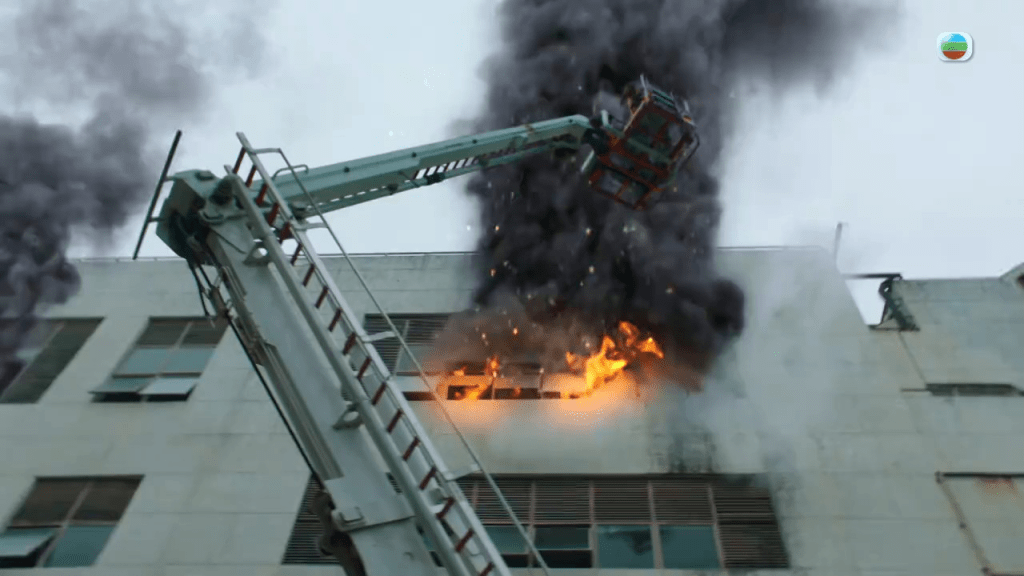 此时突然爆出工厂大厦四级火！