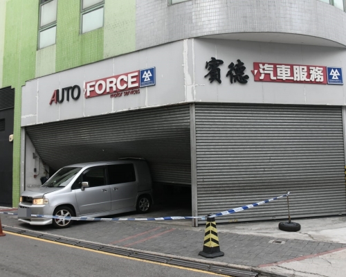 粉嶺運輸署指定驗車中心遭掛假牌私家車撞閘。
