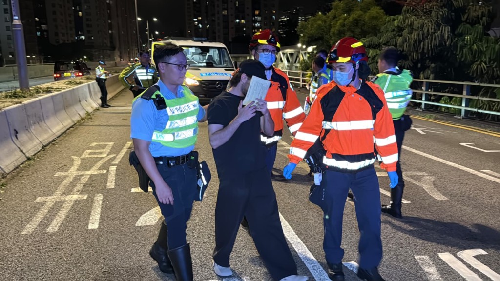 其中一名男司機受輕傷,登上救護車接受治理。黎志偉攝 其中一名男司機受輕傷,登上救護車接受治理。黎志偉攝