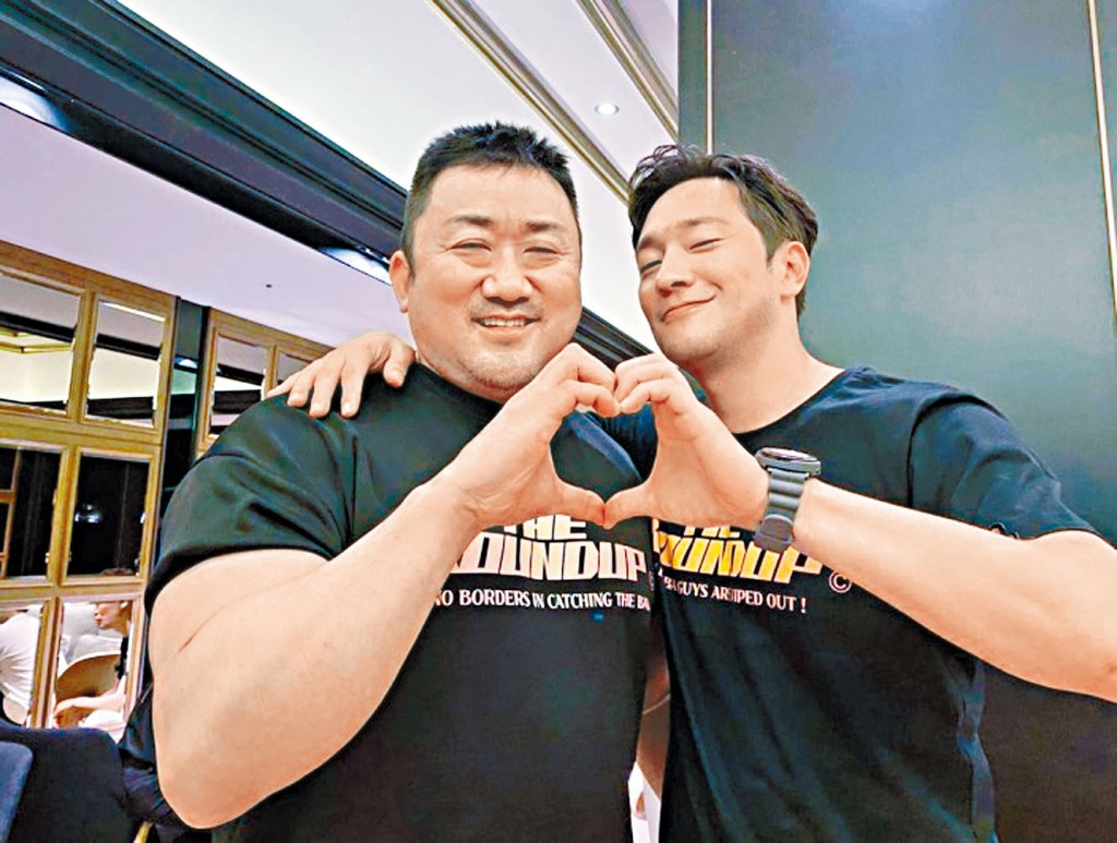 馬東石（左）和孫錫久入戲院謝票，並大擺心心手勢。