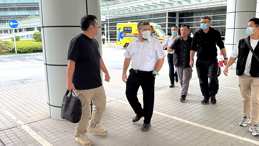 機上4名機組人員由救護車送抵北大嶼山醫院。 機上4名機組人員由救護車送抵北大嶼山醫院。