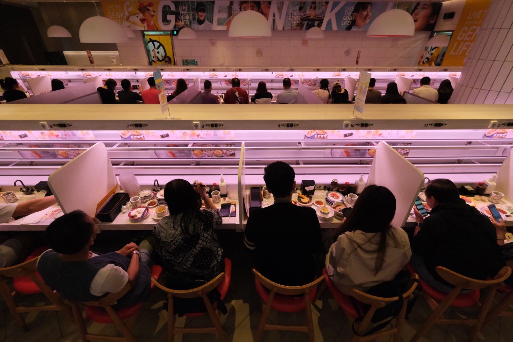 觀塘一間壽司店有不少食客光顧。