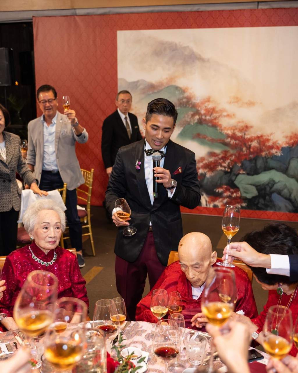張存華去年4月曾上載全家為董慕節慶祝100歲生日的照片。