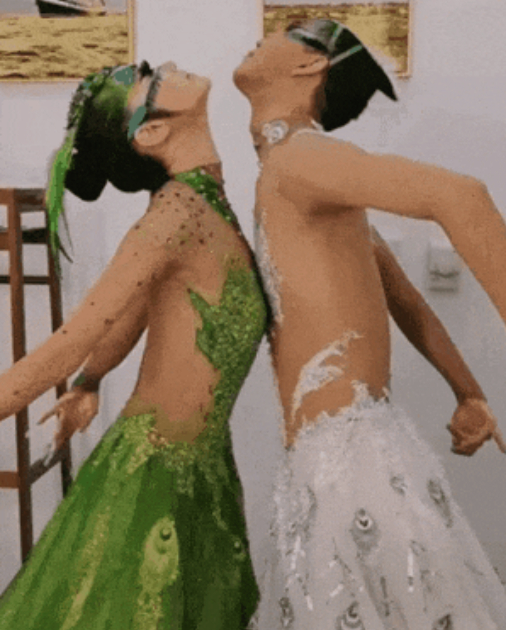 杨丽萍徒弟肖蓉浩在短视频平台发布的男舞者贴身亲密舞蹈也曾引发争议。 