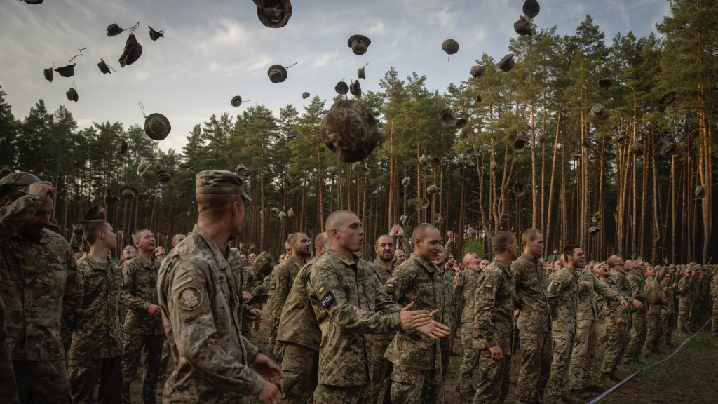 烏克蘭新兵拋帽慶祝訓練結束。 美聯社