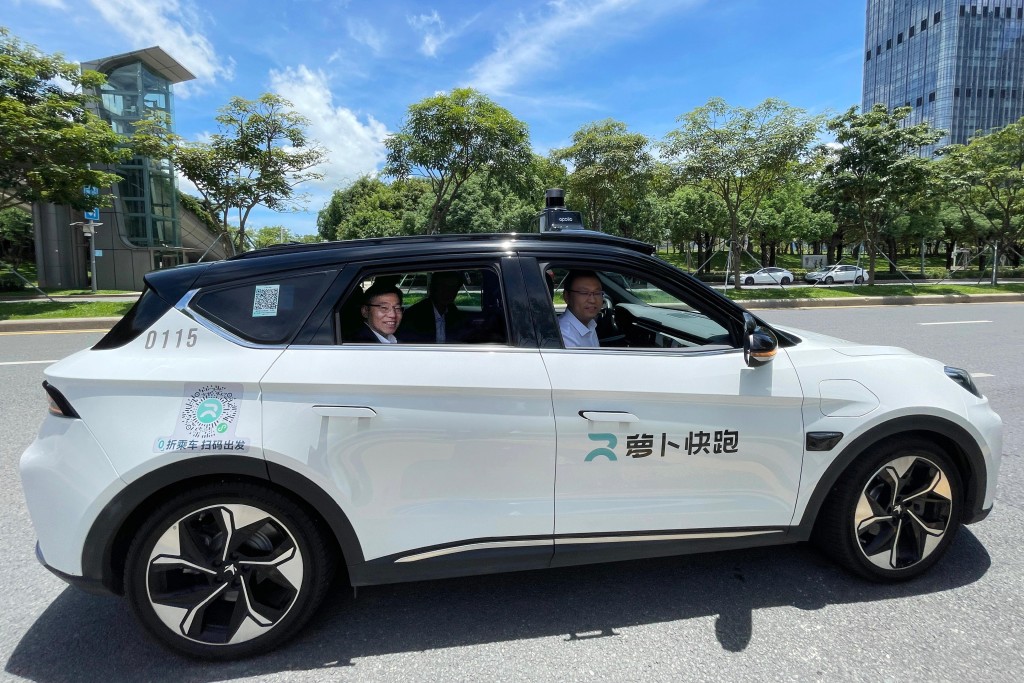 林世雄（左）于深圳南山试乘自动驾驶车辆。政府新闻处