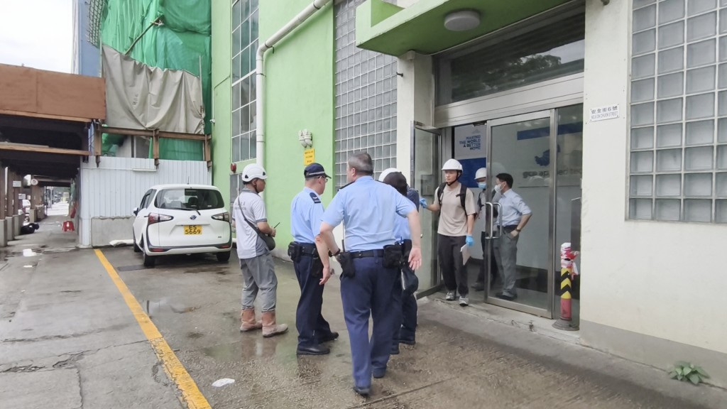 警方及勞工處人員進入安全街6號的基利工業大廈進行調查。徐裕民攝 警方及勞工處人員進入安全街6號的基利工業大廈進行調查。徐裕民攝