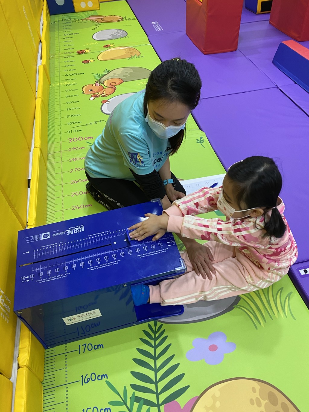 「賽馬會家校幼兒體適能學堂」的YouTube頻道有不少伸展教學影片，助幼兒提升柔軟度。