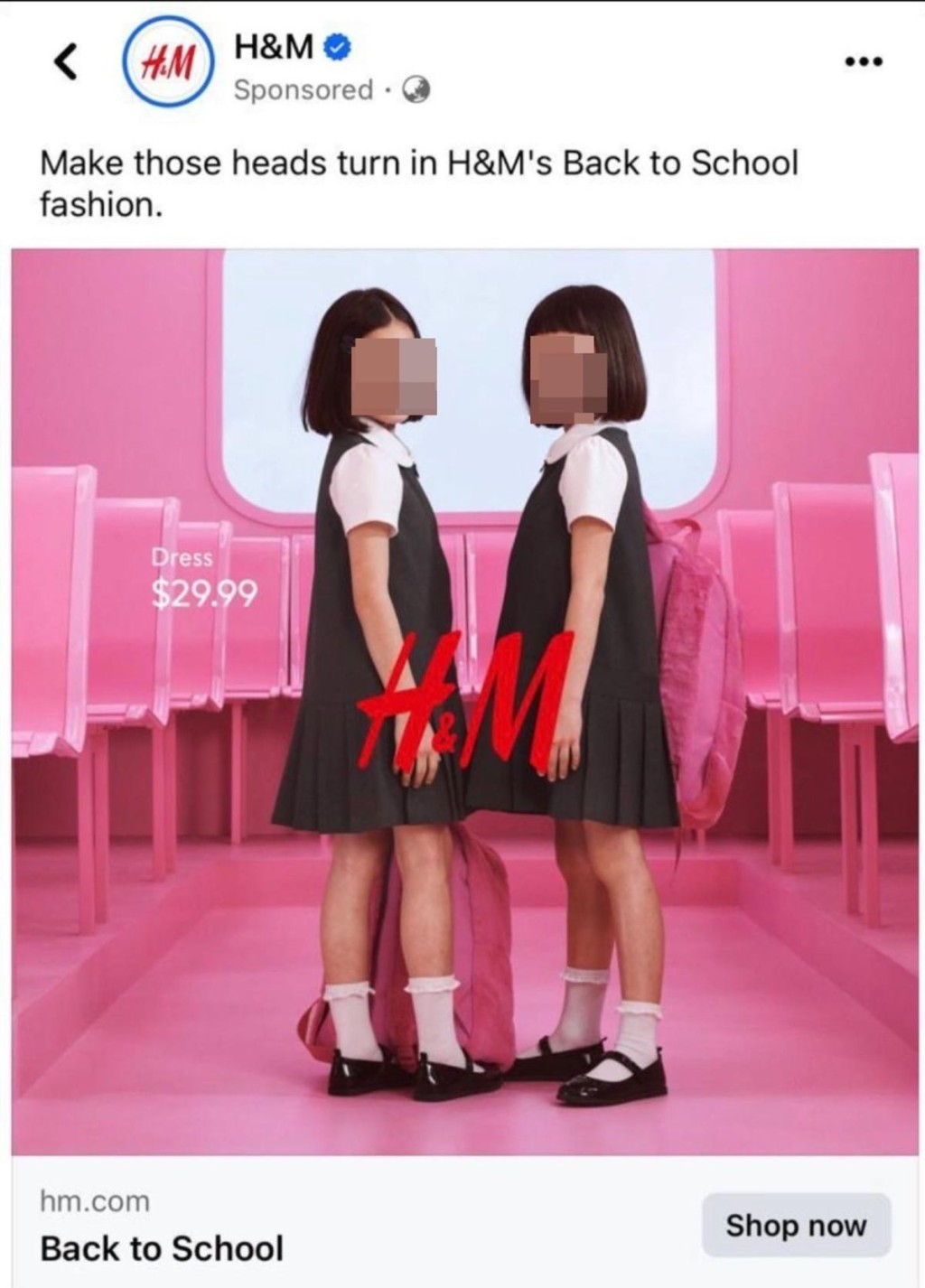 廣告視覺焦點是2名小女生，她們都穿著短袖白色短袖襯衫、外罩無袖黑色連身學生裙，裙長為膝上高度，並搭配白襪和黑色漆皮鞋。網上圖片