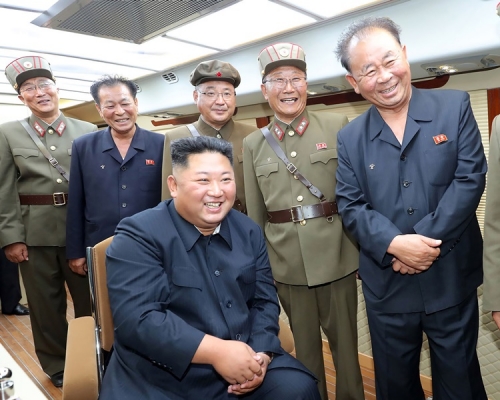 朝中社发布了多张金正恩在现场指导的图片。AP