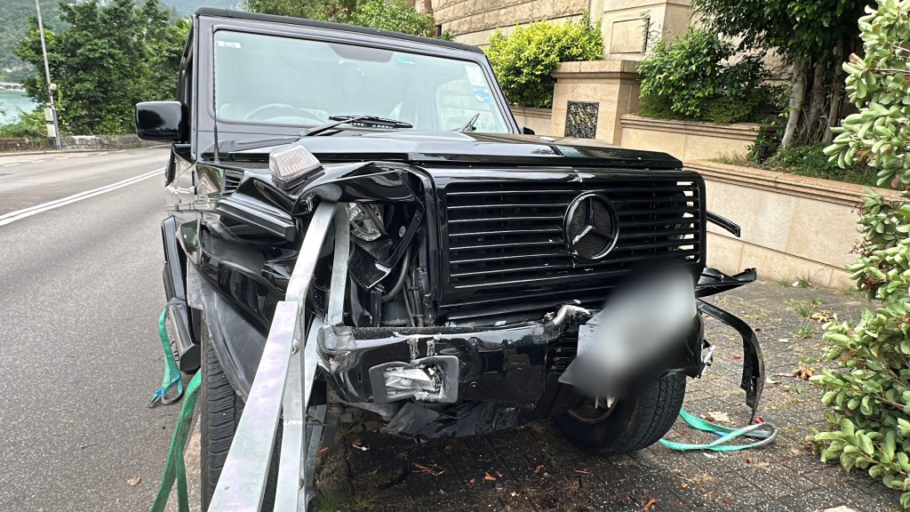 平治越野車車頭撞毀。劉漢權攝