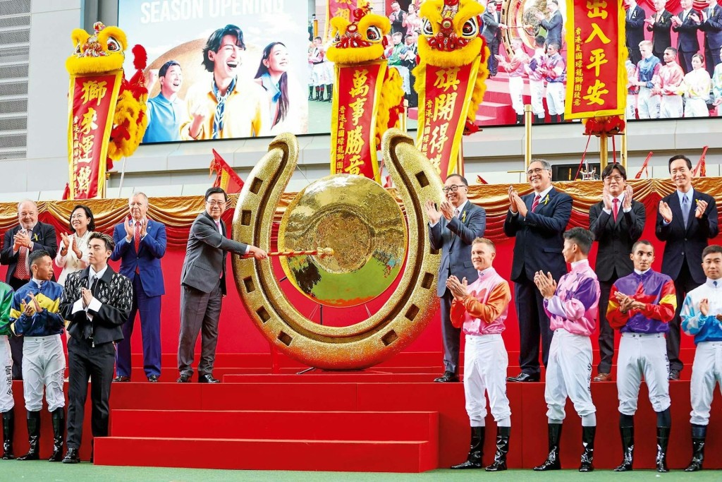 2025/26馬季開鑼日開幕儀式上，廖長江聯同行政長官李家超敲響銅鑼，標誌著新馬季展開。