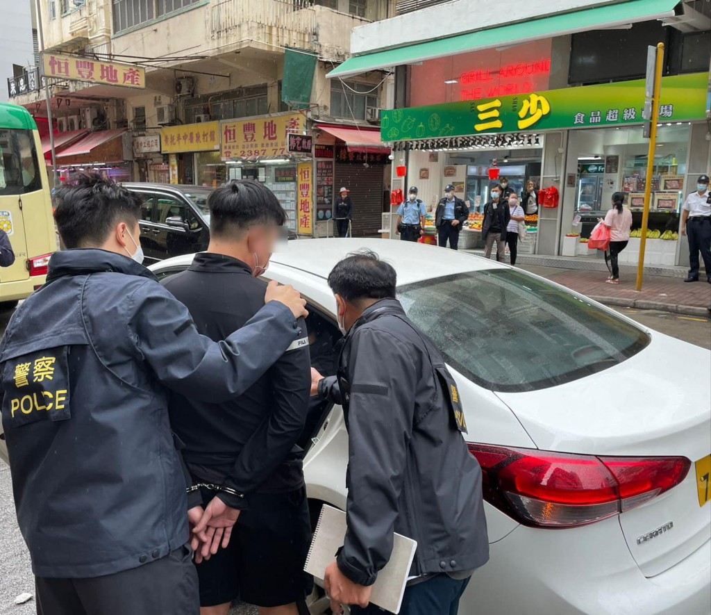 深水埗警區拘捕兩名男店員，年齡分別29及34歲，其中一人有黑社會背景。