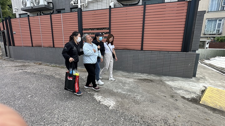 死者母親捶胸痛哭。劉漢權攝 死者母親捶胸痛哭。劉漢權攝