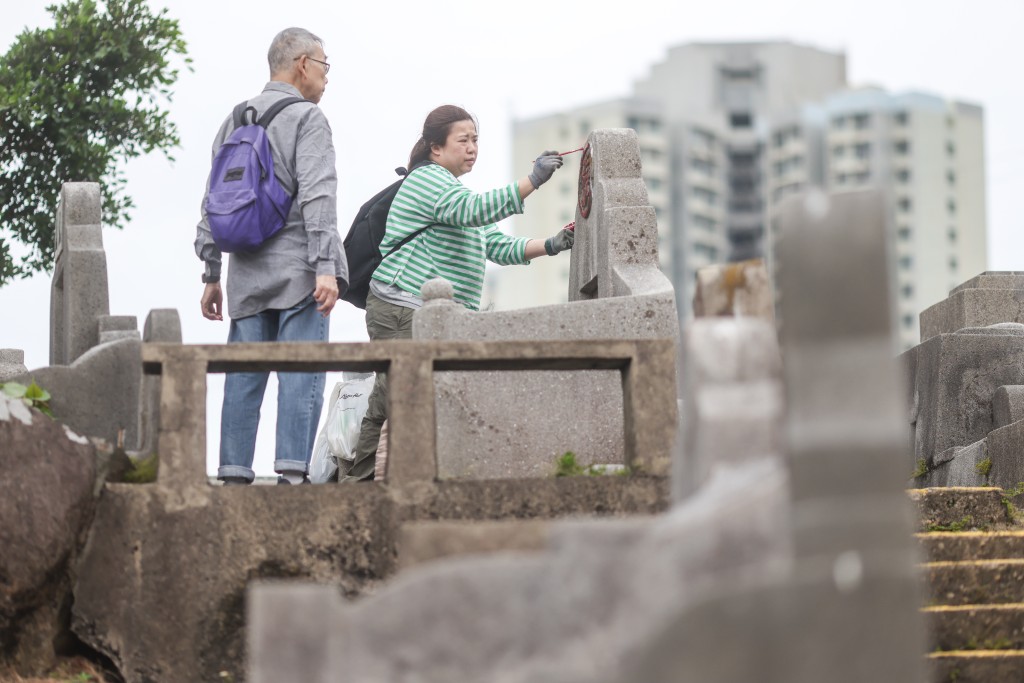 不少巿民趁著重陽節前來掃墓。 不少巿民趁著重陽節前來掃墓。