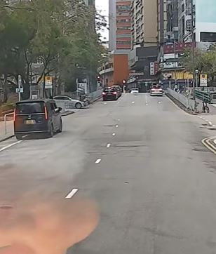 左面私家車由大興邨停車場駛出路口，一部單車由行人路落斜而至。fb車cam L（香港群組）Lisa Wong影片截圖