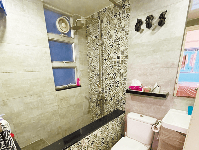 浴室設有窗戶通風，採企缸設計，保持空間乾濕分離。