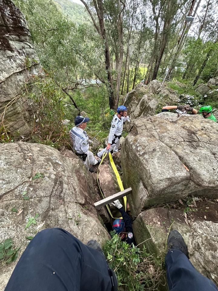 又搭建硬木框以保持巨石的稳定性。 fb / NSW Ambulance 