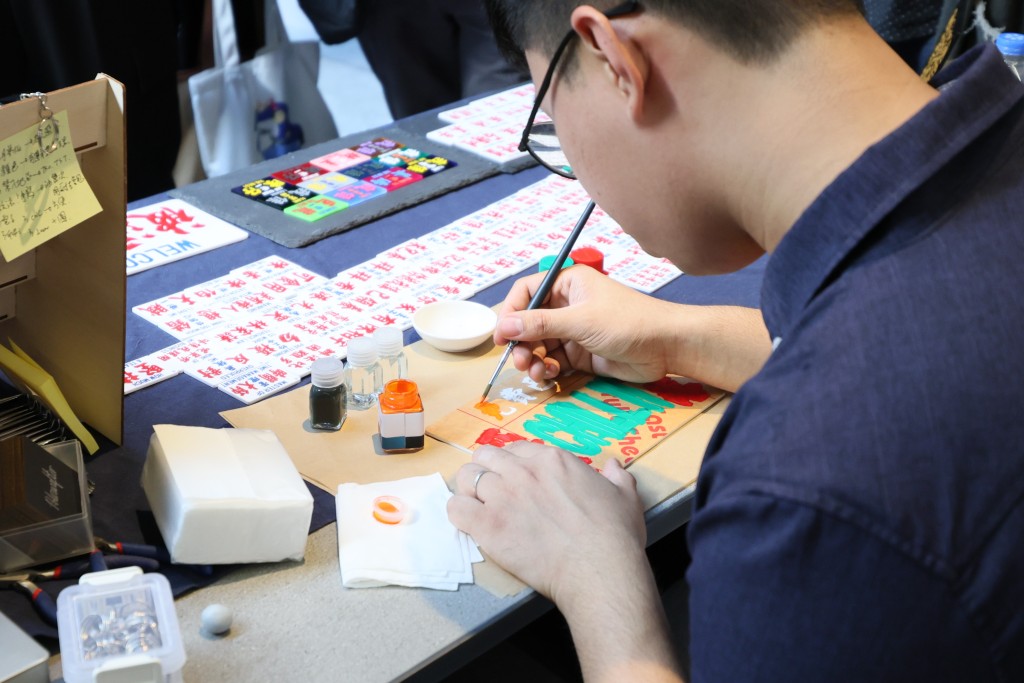 香港特色小巴牌工作坊，让参加者可以了解小巴牌背景及制作过程，发挥创意制作独一无二的 匙扣小装饰。