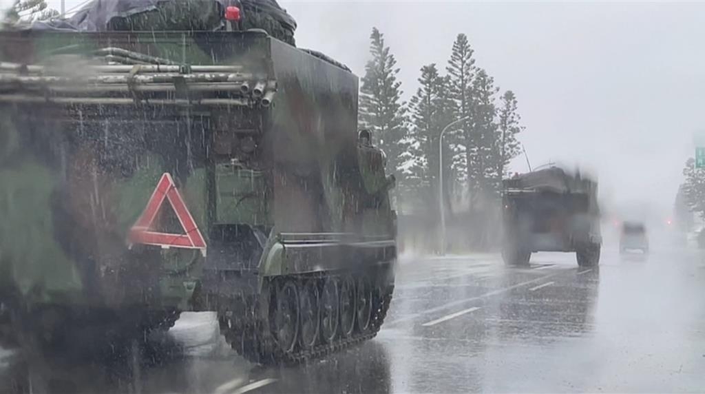 澎湖漢光反登陸作戰，裝甲車冒雨在道路上疾駛移防。 中時