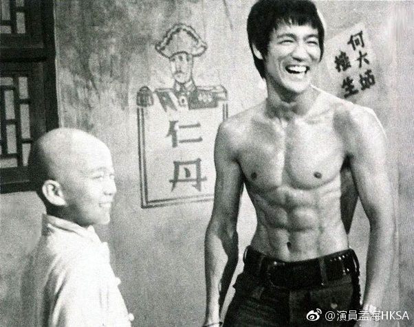 孟海15岁时获李小龙钦点演出电影《麒麟掌》。