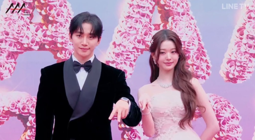 主持人李俊昊和張員瑛孖住行紅地毯。(微博圖片) 主持人李俊昊和張員瑛孖住行紅地毯。(微博圖片)