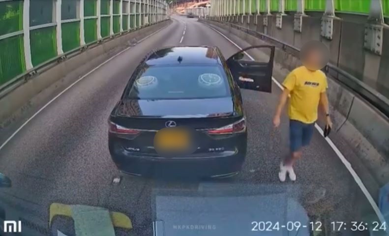 黃衫男閘車後走向片主車輛前狂罵。網片截圖