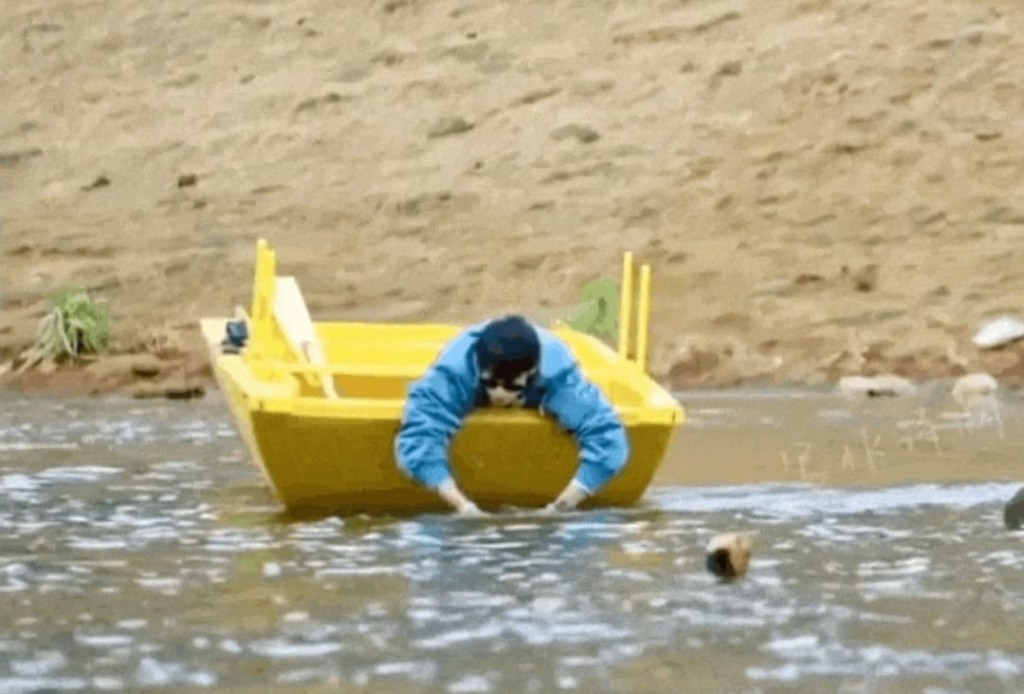 其他嘉賓在岸上觀賞風景，王鶴棣在河中用手划船。