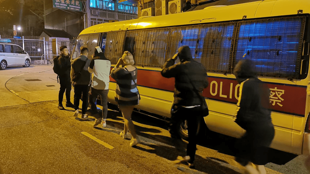 行動中,警方拘捕23人,包括無牌酒吧負責人。警方提供