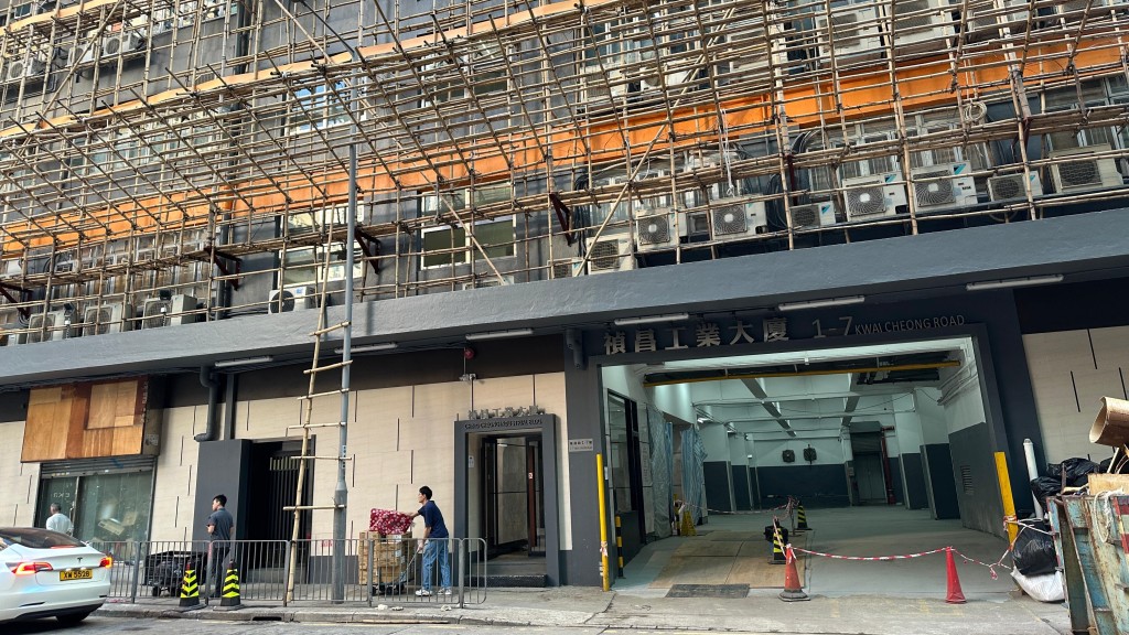 葵涌工廈男子遭棚竹割傷 手部浴血送院