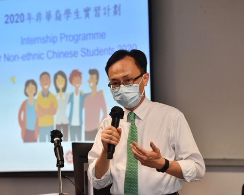 聶德權與非華裔學生會面，鼓勵他們努力裝備自己。政府新聞處圖片