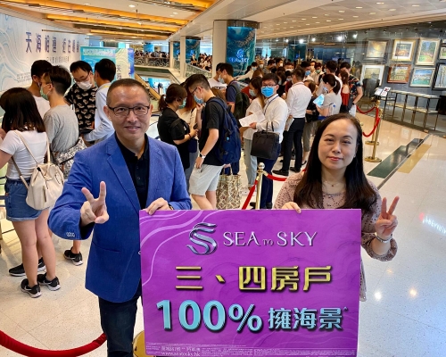 長實郭子威(圖左)稱,市場反應熱烈,目前積極考慮加推單位。右為楊桂玲