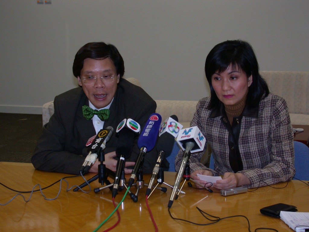 當時任藝員分部助理總監的樂易玲與助理總經理陳志雲於2004年開記者會。