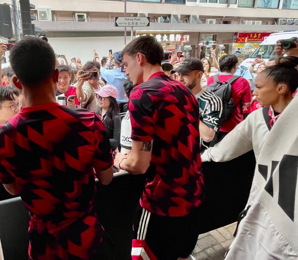 迪亞路和烏加迪為香港球迷簽名。徐嘉華攝