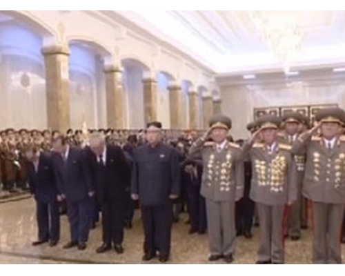金正恩和多名軍政高層向金正日及祖父金日成肖像鞠躬。網圖