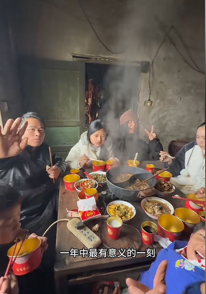 孫攀指為養6名弟妹每天累得懷疑人生，希望父親不要再生育。抖音