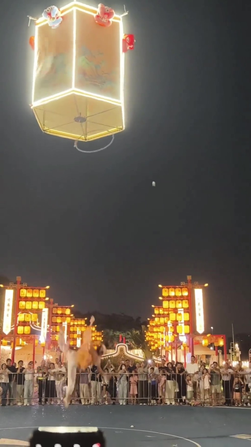 廣州景區天女散花演員意外高空墮下。