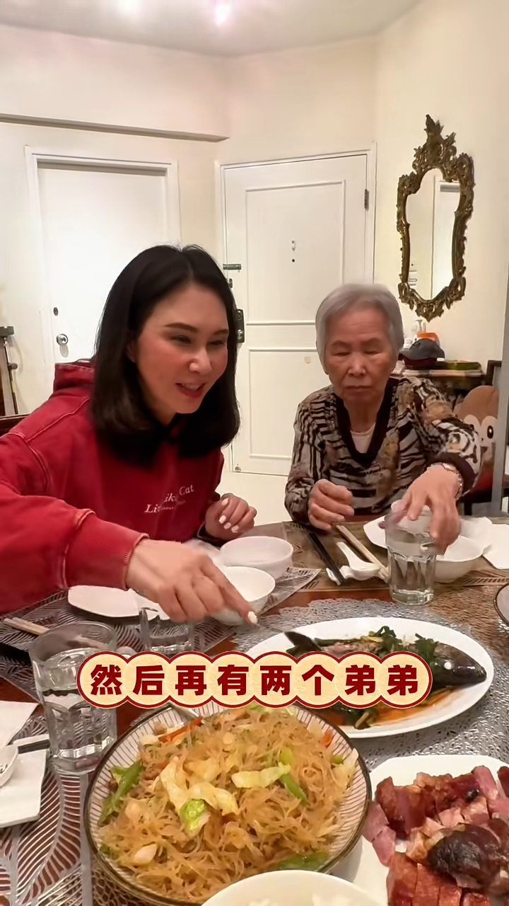 然後鏡頭一轉，寇鴻萍與兩老、還有兩個女兒齊齊坐在飯廳享用大餐。