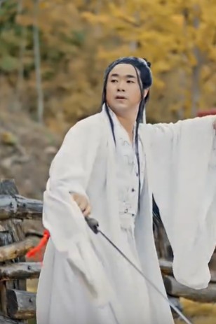 湖北省随州市文旅局局长解伟在当地银杏景区宣传片中的「古风」造型，引来不少网民的负评。