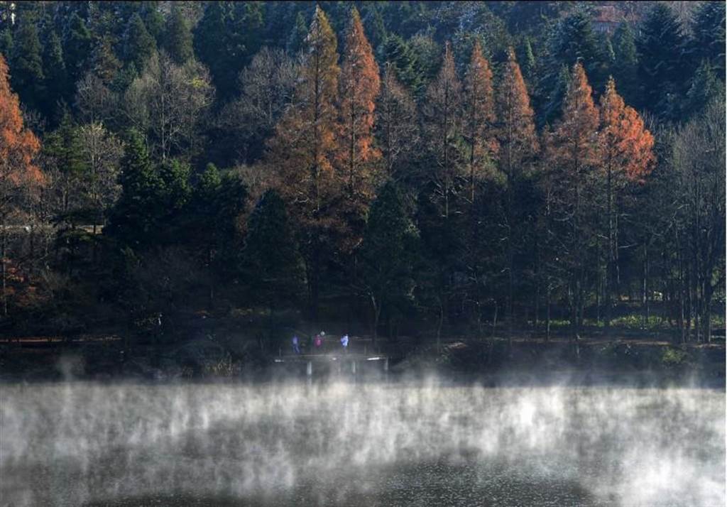 11月25日，游客在云雾缭绕的江西庐山如琴湖畔欣赏美景。（新华社）